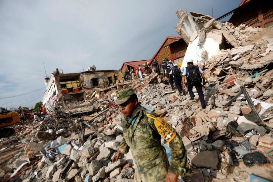 Soldiers work to remove the debris of a house destroyed in an earthquake that struck off the southern coast of Mexico late on Thursday, in Juchitan, Mexico, September 8, 2017. REUTERS/Edgard Garrido