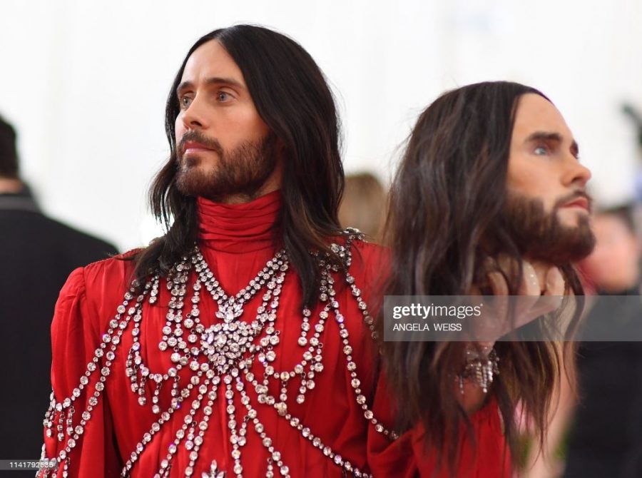 Winning best accessory of the night is Jared Leto, carrying his own severed head as his handbag. Gucci outdid themselves with this look, undoubtedly capturing the attention of every single person on that carpet. This is so sick and it isn't talked about enough. 8/10. (Photo by ANGELA WEISS/ AFP /Getty Images)