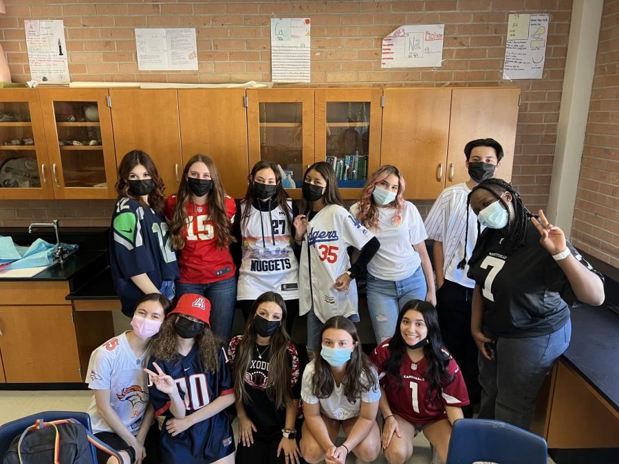 Sahuaro's first '21-'22 spirit week kicked off with jersey day! Cougars could wear their fave sports team's jersey from football to basketball to baseball. Pictured are student council's seniors showing their school spirit!