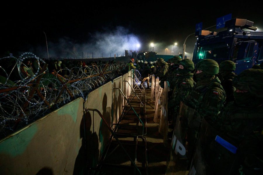 The Polish Defense team fortifying the border. 