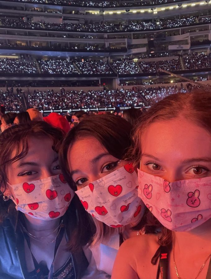 Tae's girlfriends and Jungkook's girlfriend at front row.