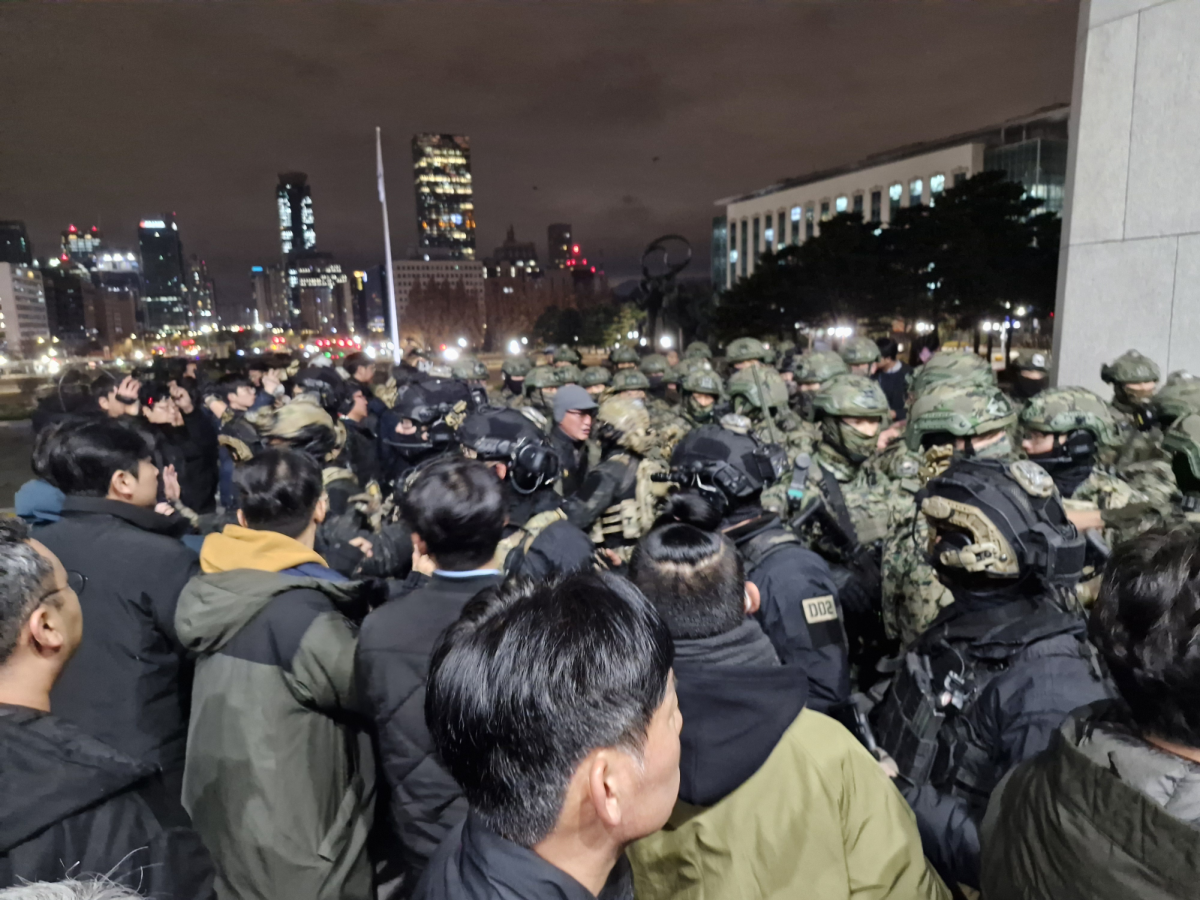 
[[South Korean soldiers outside the National Assembly.png|South_Korean_soldiers_outside_the_National_Assembly]]
